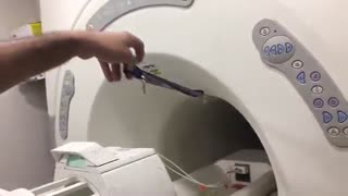 چرا در اتاق MRI بردن لوازم آهنی ممنوع است2 ؟!!