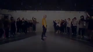 رقص با اهنگ powerاکسو !!!!؟؟؟