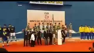لحظه‌ بالا بردن جام قهرمانی مسابقات #والیبال جوانان