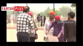 پاک کردن گوش توریست‌ها، کاسبی جدید هندی‌ها!