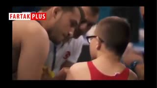 مسابقه‌ای نمایشی با حضور کشتی‌گیر سندروم دان