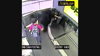 پسر بچه شیطونی که همراه بارهای هواپیما رفت که سوار هواپیما بشه!