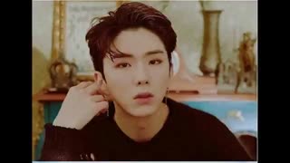 کیهیون عضو گروه مونستا اکس به دلیل آسیب دیدگی در کنسرت لس انجلس به صورت نشسته اجرا میکند