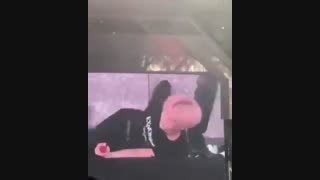 مثل اینکه موقع عکس دسته جمعی اینجوری بک رو ولش کردن روی زمین و کمرش داغون شد 