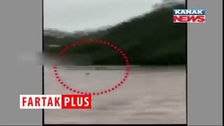 بازی با مرگ مرد میانسال هنگام وقوع سیل!