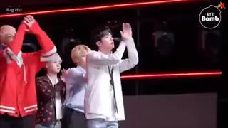 وقتی جونگ کوک و تهیونگ حتی وسط اجرا هم شیطونی میکنن^-^