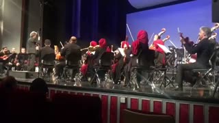 اجرای اهنگ BoyWithLuvتوسط ارکسترسمفونی در سالن وحدت تهران برای مسئولین سفارت کره جنوبی در ایران