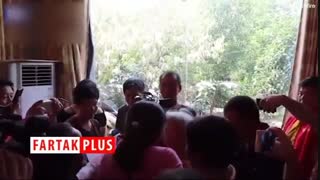 لحظه احساسی دیدار دختر جوان با والدینش پس از ۳۰ سال!