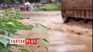 بلعیده شدن کامیون توسط رودخانه خروشان