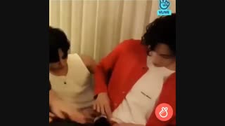 و باز ووسوک شورت قرمز پوشیده