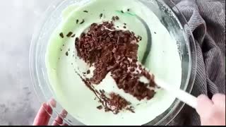یک بستنی خوشمزه با مزه نعنا
