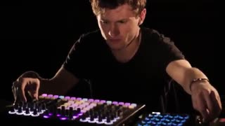 اجرای موسیقی الکترونیک توسط David August در RA Sessions