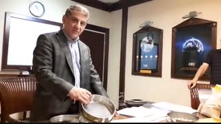 مخلوط کردن خاک و شن با گندم