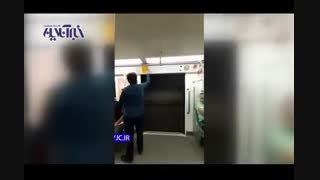 حرکت مترو تهران با در باز!