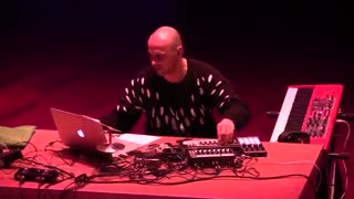 اجرای موسیقی الکترونیک جز توسط Bugge Wesseltoft, Henrik Schwarz و Dan Berglund در Boiler Room آمستردام