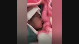 لحظه تولد نوزاد بدون سانسور