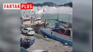 لحظه سقوط پل غول‌پیکر روی قایق‌های ماهیگیری