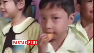 معلمی که با بچه‌های دبستان اشتباه گرفته می‌شود