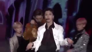 اجرای آهنگ jopping از super M اکسو