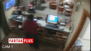 زیرکی منشی باهوش، سارق مسلح را فراری داد!