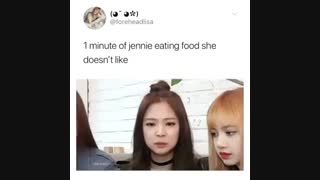 جنی از طعمش بدش میاد به جیسو تعارف می کنه لیسا می خوره اونم بدش میاد