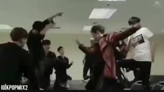 اکسو با اهنگ های ایرانی خیلی حال میکنه-کیا قبول دارن؟