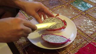 طرز پوست کندن و خوردن میوه اژدها