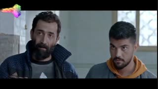 فیلم ژن خوک ، سکانس رفتن عماد و رضا به یک دستشویی و حضور روحانی