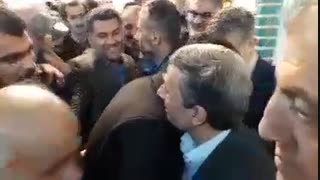 ابراز محبت مردم به دکتر احمدی نژاد در مراسم چهلمین روز درگذشت مادرمهندس  مشایی