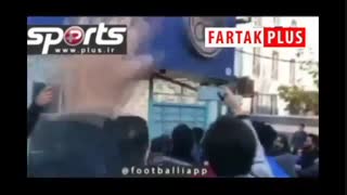 همه فیلم‌های منتشرشده از درگیری مقابل باشگاه استقلال؛ از شعارهای تند تا ضرب و شتم معاونان باشگاه