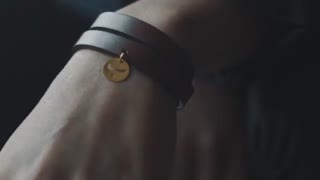 دستبند چرم قهوه‌ای | آویز طلا حروف | LT3