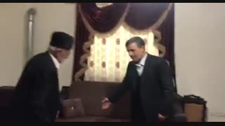 حضور دکتر احمدی نژاد در منزل پدر بزرگوار سردار شهید حسین مهدی‌زاده درمان ریزش مو