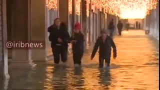 فرار گردشگران از سیل در ونیز