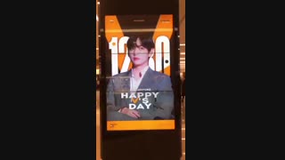 تبریک تولد ته ته بیبی بر در یکی از مراکز خرید در کره