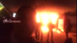 در ورودی سفارت امریکا در بغداد توسط مردم عراق به اتش کشیده شد