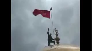 اهتزاز پرچم بر بالای گنبد حضرت زینب(س) و رجز خوانی در زمان حضور داعش اطراف حرم مطهر