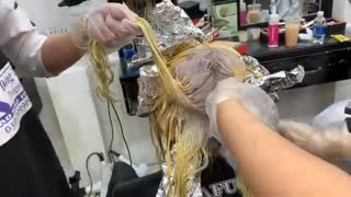 آموزش رنگ مو بنفش دودی روشن سال ۲۰۲۰- مومیس مشاور و مرجع تخصصی مو