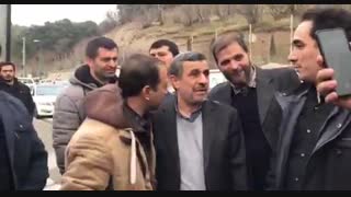 ابراز محبت مردم به دکتر احمدی نژاد بعد از حضور در منزل سردار شهید حاج قاسم سلیمانی