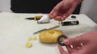 ترفند جالب تولید انرژی برق رایگان و  روشن کردن لامپ  خانگی تنها با یک سیب زمینی و دو آهنربای ساده!