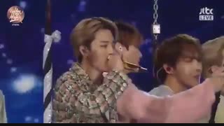 اجرای آهنگ Mikrokosmos  توسط بی تی اس در روز دوم مراسم Golden disc awards 2020