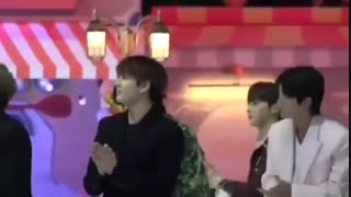 خیلی آروم نزدیک میشه و شونشو میبوسه. ...