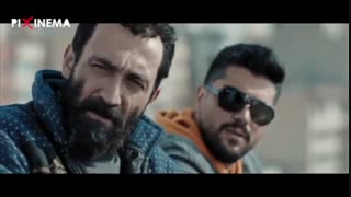 سکانس ژن خوک ، وقتی رضا (هادی حجازی‌فر) عماد را به یک ژن خوب (خوک) تحویل می‌دهد