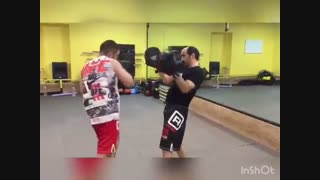 یک سری ضربات ترکیبی(کامینیشن) درمبارزات  ترکیبی آزاد(mma)