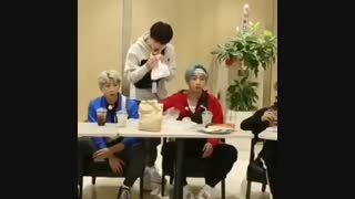 دوست داره از غذای تهیونگی بخوره ^^(vkook &kookv )