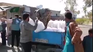 فعالیت خادمین رضوی از مدیران تا جوانان انقلابی در خدمت به مردم سیل زده