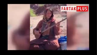 نوازندگی توریست آلمانی در جزیره هرمز