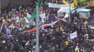 حضور شرکت کنندگان در راهپیمایی ۲۲ بهمن در حرم مطهر رضوی