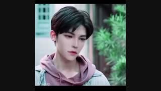 این پسره عین عروسک میمونه