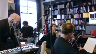 اجرای زنده یوهان یوهانسون در KEXP (سال 2011) تماشا کنید