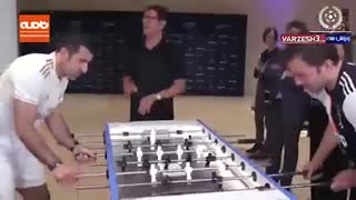 دل‌پیرو و لوئیس فیگو در حضور کاپلو فوتبالدستی بازی می کنند